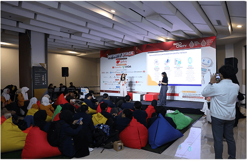 Penonton menyaksikan diskusi di panggung BFN Fest